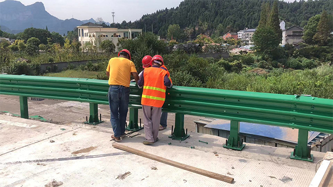 内蒙古高速公路护栏板的维护确保道路安全的关键环节