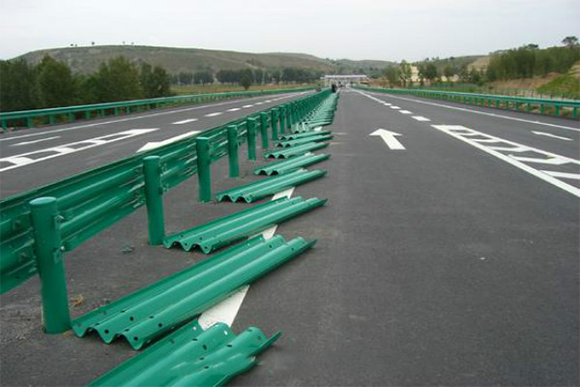 内蒙古波形护栏的维护与管理确保道路安全的关键步骤
